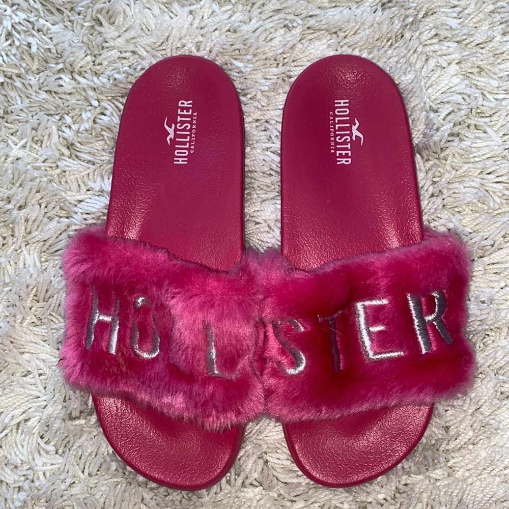 Hollister Pink Slippers, Size M (can fit 7/8, view picture above)